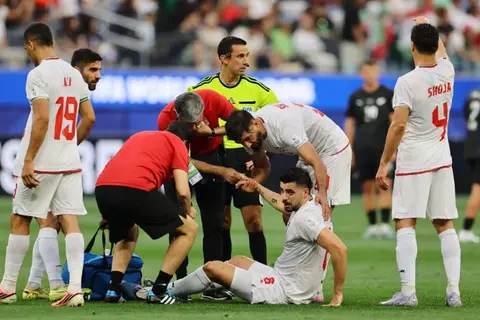 ننتظر بالساعات والتعامل غير مثالي.. طبيب منتخب إيران يروي تفاصيل الظهور الأول في المونديال